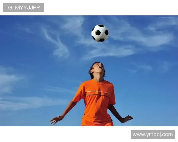 足球球星壁纸高清干净简约风格完美呈现体育魅力与青春活力